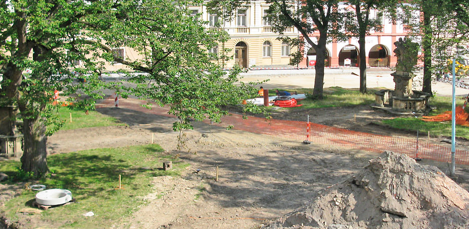 Jiný pohled na probíhající rekonstrukci náměstí.